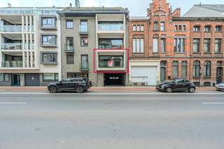 Recent 2-bedroom apartment for sale along the Nieuwpoortsesteenweg in Ostend. All kinds of shops are located nearby, as well as public transport. The seafront is only 5 minutes' walk away.Layout:- entrance hall- living space with installed open kitchen - bathroom with double sink and walk-in shower- bedroom 1- bedroom 2- spacious south-facing terrace located at the rear (accessible via both bedrooms)- storage room with washing machine connection- separate toiletPluses:- south-facing terrace- young building- bicycle storage- positive electrical inspection - EPC label A- central locationAre you looking for an interesting apartment suitable for permanent residents, second home or second home? Then contact us today for an on-site viewing!