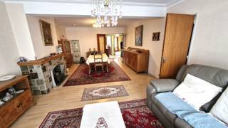 <p><span>Prima onderhouden appartement met twee slaapkamers, inclusief inpandige autostaanplaats. </span></p><p><span>Gelegen op de tweede verdieping met een zonovergoten terras en zicht op het districtshuis.</span></p><p><span>INDELING</span></p><p><span>- Centrale inkomhal met ingemaakte kasten en apart toilet</span></p><p><span>- Leefruimte (36m²) voorzien van laminaatvloer</span></p><p><span>- Betegelde keuken met toestellen aan de straatzijde en berging</span></p><p><span>- Centraal betegelde badkamer met ligbad, lavabo en plaats voor wasmachine en droogkast</span></p><p><span>- Slaapkamer 1 van 15m² links achter met aansluitend een zuid georiënteerd terras van 3m²</span></p><p><span>- Slaapkamer 2 van 10m² rechts achter </span></p><p><span>- Privatieve kelder van 10m²</span></p><p><span>- gezamenlijke fietsenberging</span></p><p><span>- inclusief inpandige autostaanplaats nr 2</span></p><p><span>LIGGING</span></p><p><span>- Om de hoek van het Moorkensplein</span></p><p><span>- Direct in en uit de stad met openbaar vervoer, auto</span></p><p><span>KWALITEITEN</span></p><p><span>- Ruim appartement met zuid georiënteerd terras</span></p><p><span>- Laag epc= 118 kWh/m²jaar, asbestvrij, ramen met dubbele beglazing</span></p><p><span>Voor meer informatie: <span>www.immodelaet.be</span></span><span> </span></p><p><span>Interesse in GRATIS SCHATTING van uw eigendom? Contacteer ons! 03/644.00.88 – <span>info@immodelaet.be</span></span><span> </span></p><p><span> </span></p>