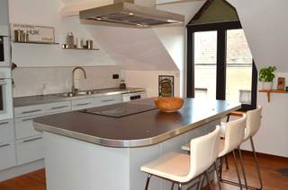 Bel-étage-woning met ruime garage + zonnig dakterrasOp zoek naar jouw eigen stek in de koekenstad? Deze woning heeft het allemaal! Het dak werd in...