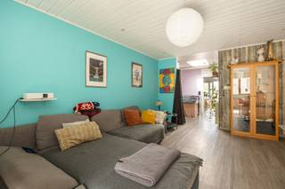 Charmante energiegunstige woning met tuin, garage en verschillende leefmogelijkheden te Hemiksem! <br /><br />Bij het binnenkomen bevindt zich de ruime inkomhal met trap naar de eerste verdieping. Op de eerste verdieping bevindt zich de leefruimte met aansluitend de leefkeuken voorzien van toestellen. <br /><br />Via de keuken is er rechtstreeks toegang tot het ruime terras aan de achterzijde, van ca. 23m². Verder bevindt zich op deze verdieping de badkamer, uitgerust met een ligbad met douchefunctie, een lavabo, toilet en aansluitingen voor wasmachine en droogkast.<br /><br />De gelijkvloerse verdieping biedt een bijkomende leefruimte van 30m², waardoor deze woning bijzonder veelzijdig is. Aansluitend bevindt zich een slaapkamer van 17m². Via de grote schuiframen in de slaapkamer geniet men rechtstreeks toegang tot het terras en de achterliggende tuin.<br />Op deze verdieping is bovendien een moderne inloopdouche aanwezig, evenals een afzonderlijk toilet met lavabo.<br /><br />Dankzij de ruime oppervlakte en praktische indeling kan de leefruimte op de gelijkvloerse verdieping, mits beperkte werken, worden opgesplitst in twee volwaardige kamers.<br /><br />De woning beschikt daarnaast over een garage van ca. 24m².<br /><br />Achteraan de woning bevindt zich een tuin met terras, samen goed voor ca. 300m² buitenruimte. Achteraan bevindt zich bovendien een gebouwde berging en daarnaast is er nog een tuinhuis aanwezig wat zorgt voor extra praktische bergruimte.<br />Via de servitudeweg is er bovendien een rechtstreekse toegang tot de tuin aan de achterzijde. <br /><br />Belangrijkste troeven:<br /><br />- Veelzijdige indeling over twee niveaus<br />- Energiegunstig (label B)<br />- Voorzien van 12 zonnepanelen<br />- Buitenruimte van circa 300m²<br />- Garage van ca. 24m²<br /><br />147m² bewoonbare oppervlakte cfr EPC.<br /><br />Wenst u een bezoek of meer informatie? Dan kan u ons steeds contacteren via info@dvarealestate.be of via 03/297.00.00.
