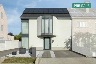 Welkom in de Sint-Jansstraat 9 te Kuringen, hier bevindt zich deze prachtige, recente woning uit 2017. <br />Met een bewoonbare oppervlakte van 184 vierkante meter op een ruim perceel van 6 are 07 centiare geniet u hier van een perfecte combinatie tussen comfort, ruimte en moderne technieken. De ligging is een absolute troef: een rustige, geliefde buurt vlakbij het centrum van Hasselt en met een uitstekende verbinding naar alle belangrijke invalswegen.<br /><br />Bij het betreden van de woning komt u terecht in een stijlvolle inkomhal met een apart gastentoilet. De ruime leefruimte heeft een directe en gezellige inkijk op de tuin, wat zorgt voor veel lichtinval en een aangenaam gevoel van rust. Aansluitend bevindt zich de volledig uitgeruste keuken. Deze is uitgerust met alle nodige toestellen: een vaatwasmachine, oven, microgolfoven, een ingebouwd koffiezetapparaat, een grote koelkast en meer dan voldoende kastruimte. Naast de keuken ligt een praktische berging die eveneens voorzien is van op maat gemaakte inbouwkasten.<br /><br />Op de eerste verdieping leidt een zeer ruime nachthal naar twee volwaardige slaapkamers die genieten van veel natuurlijk licht. In de nachthal zijn grote inbouwkasten voorzien waarin de aansluitingen voor uw wasmachine en droogkast netjes zijn weggewerkt. De moderne badkamer beschikt over zowel een comfortabel ligbad als een inloopdouche.<br /><br />Op de tweede verdieping vinden we twee grote kamers die perfect kunnen dienen als extra slaapkamers, bureau of hobbyruimte. Dit brengt het totaal op 4 volwaardige kamers.<br /><br />Ook op vlak van energie en klimaat scoort de woning uitstekend. Het pand beschikt over een gunstig EPC met energielabel B en een energiescore van 148 kWh. De woning is uitgerust met maar liefst 18 zonnepanelen en wordt verwarmd via een combinatie van een warmtepomp en elektrische verwarming. Bovendien zijn er overal in de woning airco's aanwezig die zowel kunnen koelen als verwarmen, wat het ganse jaar door garant staat voor een optimaal binnenklimaat.<br /><br />Buiten geniet u van de gezellige tuin en een zeer grote carport met bijhorende opslagplaats, die momenteel is ingericht als mancave en extra bergruimte.<br /><br /><br />De eigendom wordt aangeboden via de Pre-sale formule. Op 24/10/2026 tussen 10:00 en 12:00 kan u het huis op afspraak komen bezichtigen en een bod uitbrengen. De vermelde prijs is een instelprijs. Voor meer info, gelieve contact op te nemen met de dossierverantwoordelijke.<br /><br />Bestuursmaatregelen in het maatregelenregister: nee
