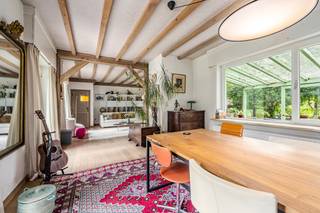 <p>Bij het betreden van de woning valt meteen de warme, uitnodigende sfeer op. De representatieve inkomhal met apart gastentoilet verwelkomt u en leidt u naadloos naar het hart van het huis: een royale en uitermate lichtrijke leefruimte. <br />Dankzij de royale raampartijen geniet u hier van een overvloed aan natuurlijk daglicht én een prachtig, rustgevend uitzicht op de tuin. De ingebouwde houthaard vormt de blikvanger van de zitruimte en garandeert heerlijk gezellige avonden.</p><p>Aansluitend op de eetplaats bevindt zich de compacte, maar uiterst efficiënt ingerichte keuken. Vanuit de keuken heeft u direct toegang tot de sfeervolle veranda, een heerlijke plek om het hele jaar door van de tuin te genieten. In combinatie met de aanpalende, praktische was- en voorraadberging (voorzien van alle aansluitingen voor wasmachine en droogkast) beschikt u over een doordacht en functioneel geheel dat perfect is afgestemd op het dagelijkse gezinsleven.</p><p>Een absolute troef van deze woning is dat al het wooncomfort zich op de begane grond bevindt. De nachthal geeft toegang tot drie volwaardige, ruime slaapkamers en de badkamer. Alles is logisch en comfortabel ingedeeld, wat deze bungalow uiterst toegankelijk maakt voor elke levensfase.</p><p>De structuur van de woning is uiterst solide en biedt een perfecte basis om ze op te frissen en te moderniseren naar uw eigen smaak en huidige energienormen. Bovendien zijn er tal van uitbreidingsmogelijkheden: zo kunt u desgewenst de leefruimtes vergroten, de zolderverdieping verder inrichten of zelfs een extra verdieping toevoegen.</p><p>Kortom: een degelijke, sfeervolle gezinswoning op een absolute toplocatie, klaar om getransformeerd te worden tot uw ultieme droomthuis!</p>