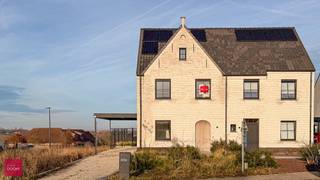 Inkomhal, living met open ingerichte keuken, bijkeuken, 4 slaapkamers, badkamer met inloopdouche, vaste trap naar zolder (= 4de slaapkamer, bureel ...