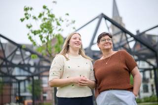 <strong>Instapklare kantoor- en praktijkruimte van 164 m² in hartje Roeselare</strong><br /><br />Uitstekend gelegen commerciële ruimte van 164 m² <strong>in de stadskern van Roeselare</strong>, met grote zichtbaarheid en uitzicht op het Coninckplein.<br /><br />Ideale plaats om even te genieten van de parken dichtbij, een soepje drinken aan de Munt of korte break in Argus...noem maar op...<br />Deze bloeiende buurt heeft voor u of uw medewerkers | klanten ...een waaier van mogelijkheden, van parking tot station tot winkelbuurt. Horeca<br />Ean frisse aangename omgeving voor elk, <strong>ondernemen zonder kwaliteitsbeperkingen, enkel maar uitdagingen. </strong><br />Cathy en Lara van Domicill Vastgoed hebben al even de buurt verkend voor jou en deze werd goed gekeurd!<br /><br />Deze <strong>recent vernieuwde en instapklare ruimte (2024-2025) is bijzonder geschikt voor de dienstensector</strong>: groepspraktijk, boekhoudkantoor, consultancy, verzekeringen, coaching, private training, galerij, kantoor of andere professionele activiteiten.<br /><br />De ruimte is flexibel in te delen in meerdere lokalen of één à twee grotere ruimtes. Achteraan zorgen lichtstraten voor extra daglicht.<br /><br /><br /><strong>Troeven:</strong><br />- 164 m² polyvalente ruimte<br />- topligging in het centrum<br />- grote visibiliteit<br />- airco warm/koud<br />- centrale verwarming op gas<br />- EPC B<br />- asbestvrij<br />- afzonderlijke toiletten<br />- parking in de directe omgeving<br />- naast de bank Belfius, 2-3 parken en dichtbij 't Station, de Ooststraat, de Markt, de Munt...<br /><br />Te huur of te koop. Huurkoop bespreekbaar.<br /><br /><strong>Ideale beroepen</strong> kunnen hier zijn : <br />Dankzij de ruime oppervlakte en de praktische indeling is het pand uitstekend geschikt voor onder meer:<br />- groepspraktijk of paramedische praktijk<br />- kantoor voor boekhouder, accountant, advocaat of consultant<br />- verzekerings- of immobiliënkantoor<br />- coaching- of opleidingscentrum<br />- private training of wellnessconcept<br />- architecten- of ontwerpstudio<br />- galerij of showroom<br />... andere professionele dienstverlenende activiteiten<br /><br /><strong><u>Mogelijkheid tot aankoop van een autostaanplaats voor € 12.000.</u></strong><br /><br />Interesse?<br />Bel 051/62 40 40 voor een bezoek.