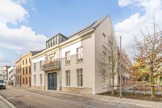 Groen wonen in het hart van Tienen<br />In woonbuurt Dony woon je rustig en groen, midden in het centrum van Tienen. Dit lichtrijke appartement op de eerste verdieping combineert comfort, ruimte en een aangename buitenruimte in een karaktervolle, groene omgeving.<br /><br />Het appartement beschikt over 2 slaapkamers, een bewoonbare oppervlakte van 101 m² en een terras van 6 m².<br /><br />Dony is een stijlvolle nieuwe stadsbuurt met veel aandacht voor groen, rust en een aangename leefomgeving, vlak bij alle voorzieningen van Tienen.<br /><br />Sommige appartementen komen in aanmerking voor het verlaagde btw-tarief van 6%. Benieuwd dewelke? Vraag meer info bij de sales consultant.