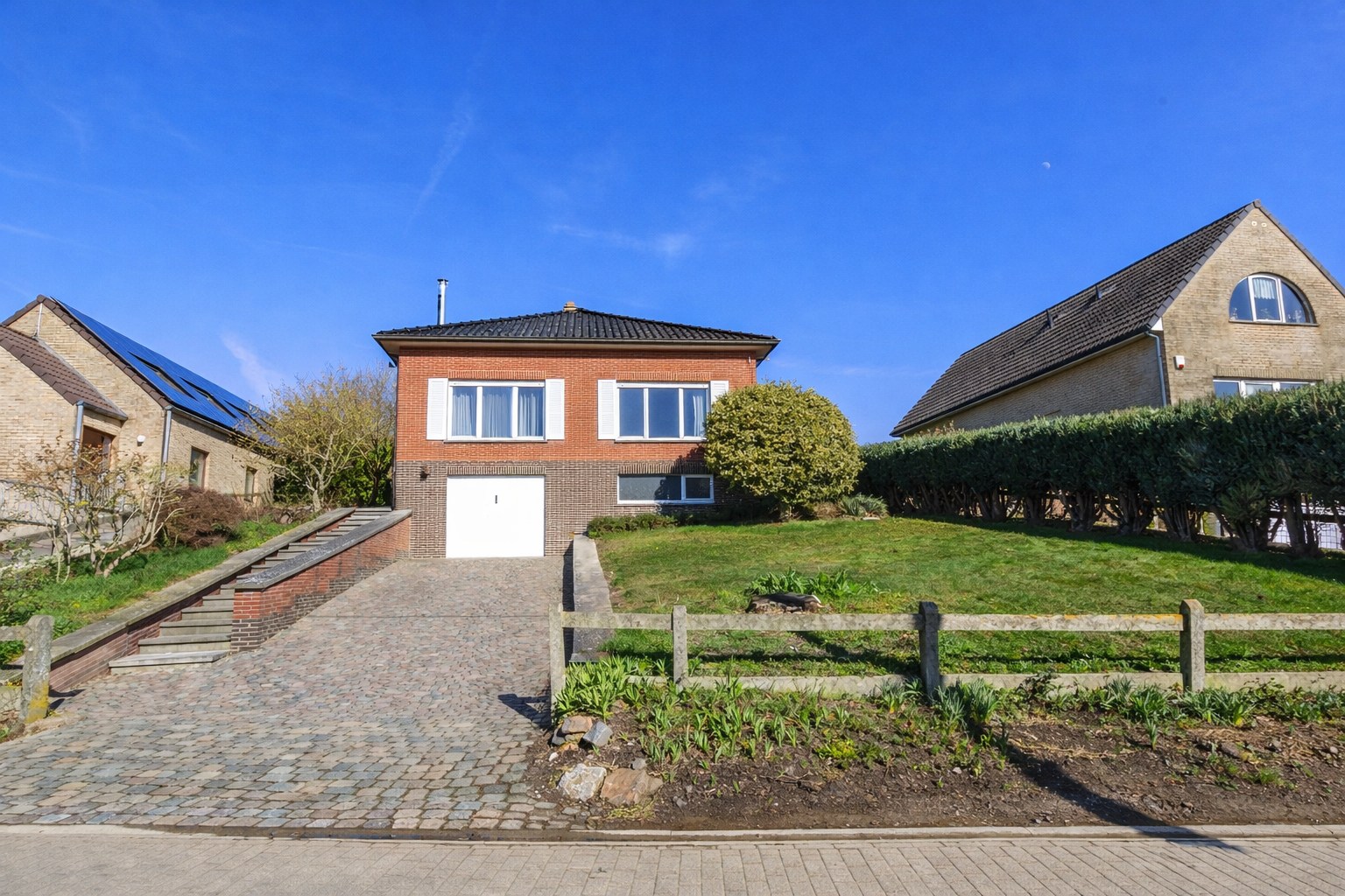 Eengezinswoning met 3 slaapkamers, garage, terras en tuin - foto 2