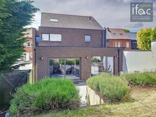 Villa 3 façades moderne et de qualité sur un magnifique terrain de 10,84 ares, dans le cadre verdoyant et prisé de Tervuren. Construite en 2012...