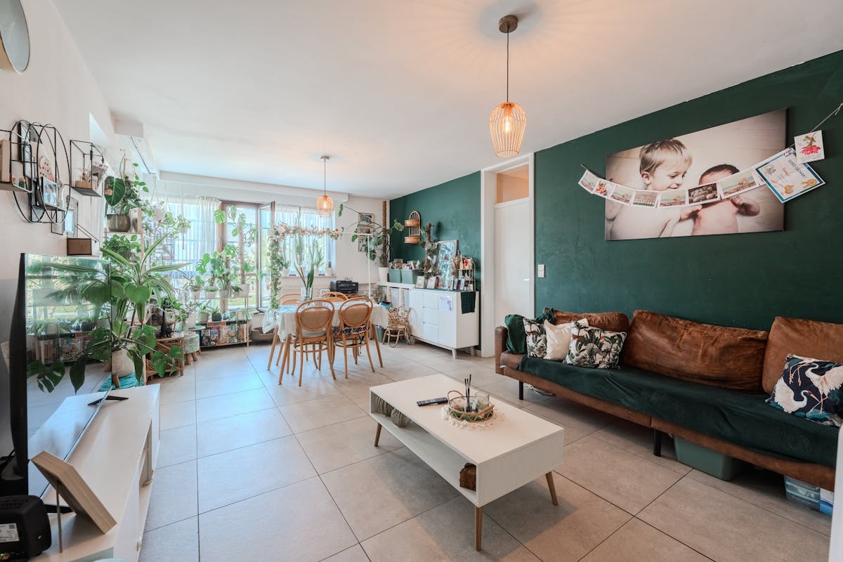 Lichtrijk twee-slaapkamerappartement met terras te Oostende - foto 3