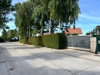 <p>Dit mooi gelegen perceel bouwgrond van 821 m² bevindt zich in een rustige en residentiële villawijk, op fietsafstand van het centrum en het strand. De ligging combineert de rust van een groene omgeving met een vlotte algemene bereikbaarheid.<br /><br />Het perceel is bestemd voor een open bebouwing. Volgens de geldende voorschriften van het RUP is het bebouwingspercentage 30%, de te bouwen villa dient op minimaal 4 meter van de perceelsgrenzen te worden ingeplant.<br /><br />Een interessante opportuniteit voor wie op zoek is naar een ruim bouwperceel om een residentiële villa te realiseren in een aangename, groene omgeving.<br /><br />Voor meer informatie of de volledige bouwvoorschriften kunt u ons contacteren via info@immonano.be of telefonisch via 050 60 60 78. </p>