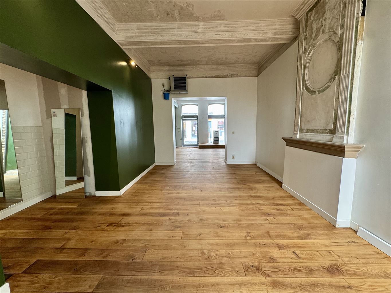 Karaktervolle handelsruimte met diverse mogelijkheden in hartje Maaseik - foto 5