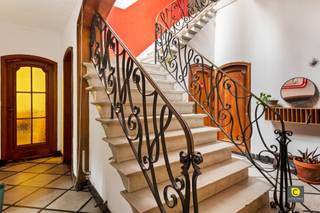 <p><span>Monumentale maison de maître avec remise en style néoclassique à Berchem</span></p><p><span>Au cœur de Berchem se trouve cette exceptionnelle maison de maître avec remise à l'arrière, parangon de grandeur et d'élégance. Construite à l'origine en 1868 sur les plans du célèbre architecte Henry Redig, cette demeure dégage aujourd'hui encore l'allure d'une prestigieuse résidence citadine. Après la Seconde Guerre mondiale, le bâtiment a fait l'objet d'une restauration et d'une transformation approfondies sous la direction de l'architecte Octave De Koninckx, ce qui lui a donné son caractère actuel et son imposant hall d'entrée.</span></p><p><span> </span></p><p><span>L'hôtel Adriaenssens est l'un des bâtiments les plus prestigieux de l'œuvre de Redig. Avec son impressionnante façade de six travées et trois étages sous un toit à pignon, ses ornements richement décorés et ses détails raffinés en fonte, le bâtiment respire la grandeur du XIXe siècle. À l'arrière du terrain, la remise d'origine a également été préservée  et constitue un ajout unique à cet ensemble historique.</span></p><p><span> </span></p><p><span>Possibilités d'aménagement &amp; </span></p><p><span>Avec la remise, cette propriété a une superficie totale de plus de 700 m² (cfr. EPC). Composée d'un rez-de-chaussée, de deux étages et d'un grenier, la maison principale offre une structure d'habitation ou de travail impressionnante. En outre, il y a un sous-sol spacieux d'environ 115 m², idéal pour un stockage supplémentaire, des archives ou d'autres utilisations.</span></p><p><span> </span></p><p><span>Actuellement, l'ensemble de la propriété est utilisé comme espace commercial, mais les possibilités sont extrêmement variées. Que vous rêviez d'une résidence privée prestigieuse, d'une combinaison d'habitation et de travail ou d'une conversion en plusieurs entités, de fonctions de bureau ou d'une vie de kangourou (sous réserve des autorisations nécessaires), cette demeure peut être parfaitement adaptée à divers concepts d'habitation et de travail. La remise située à l'arrière peut servir de maison d'hôtes, d'atelier ou d'espace de vie ou de travail supplémentaire. </span></p><p><span> </span></p><p><span>Atouts architecturaux</span></p><p><span>La particularité de cette propriété réside dans la combinaison unique de l'histoire, de l'échelle et de l'apparence. La façade monumentale moulurée respire la classe avec ses sections horizontales et son ornementation raffinée, tandis que les intérieurs conservent une impression de majesté grâce à leurs proportions généreuses et à leurs hauts plafonds. Les registres de fenêtres classiques aux encadrements richement élaborés, les balustrades en fonte et les balcons à la française avec parapets en fer forgé ajoutent à la splendeur de l'ensemble.</span></p><p><span>La maison de maître, la remise et la cave spacieuse forment un ensemble impressionnant, prêt à être réaffecté aujourd'hui. </span></p><p><span> </span></p><p><span>Informations complémentaires</span></p><p><span>- Surface totale de la maison et de la remise : environ 716 m² (cfr. EPC)</span></p><p><span>- Surface de la cave : environ 115 m²</span></p><p><span>- Situé dans un endroit recherché à Berchem, facilement accessible et proche des parcs, des transports publics et des routes d'accès</span></p><p><span>- Actuellement meublé comme espace commercial, mais offre de nombreuses possibilités de réutilisation</span></p><p><span> </span></p><p><span>Cette maison de ville allie grandeur historique et possibilités contemporaines. Une occasion unique de posséder une propriété avec autant de prestige, d'histoire et de potentiel.</span></p>