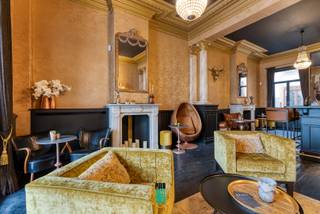 Derrière cette façade discrète datant de 1897 se cache une maison qui n'a pas été simplement rénovée, mais réinventée. En 2019, ce bâtiment a subi une métamorphose radicale, avec des matériaux de haute qualité, le souci du détail et un sens rare de l'ambiance. Le résultat ? Un endroit qui pourrait sortir tout droit d'un livre, mais qui est encore mieux dans la réalité.<br /><br />Ici, vous vivez comme un roi, vous recevez avec style et vous habitez à deux pas de la mer. Que vous rêviez d'une maison familiale exclusive, d'une B&amp;B raffinée, d'un pied-à-terre, d'un bar des amis ou d'une combinaison avec une profession libérale, cette maison s'adapte sans effort à votre vie.<br /><br />De l'authentique sous-sol sec avec son carrelage d'origine — idéal comme salle de loisirs, cabinet, studio ou espace de détente — à l'espace bien-être avec sauna et mur de fitness : chaque étage réserve des surprises. Les installations techniques sont à la pointe de la technologie, discrètement intégrées et prêtes pour l'avenir.<br /><br />Un étage plus haut, un bar éclectique s'ouvre sur de longues soirées et des moments inoubliables. Tout est parfait : le mobilier, la décoration, l'ambiance — et oui, tout cela est inclus. La loggia avec soleil couchant et accès séparé complète le tableau.<br /><br />L'étage principal respire le luxe à l'état pur : une salle de bains élégante avec baignoire îlot et douche à l'italienne, un dressing impressionnant et une chambre avec balcon où le calme et le confort sont rois. Une bibliothèque ou un bureau trouveraient également leur place ici sans aucun problème.<br /><br />Le rez-de-chaussée combine salon, cuisine ouverte et salle à manger en un ensemble harmonieux : neuf, design, raffiné et irrésistible. À l'étage, deux chambres très spacieuses, une salle de douche et une mezzanine avec des projets futurs pour une terrasse sur le toit vous attendent.<br /><br />Partout, vous trouverez des placards encastrés, des espaces pratiques et des équipements quasi neufs. Une grande partie du mobilier et de la décoration soigneusement choisis peut, si vous le souhaitez, rester en place, de sorte que vous n'aurez plus qu'à emménager et à profiter.<br /><br />Les mots manquent, les images ne rendent pas justice à ce joyau unique.<br />C'est une maison qu'il faut sentir, découvrir, vivre.<br /><br />Vous voulez vivre comme dans un film ? Ou dans un conte de fées moderne, au bord de la mer, avec des possibilités infinies ?<br />N'hésitez pas. Venez la découvrir.