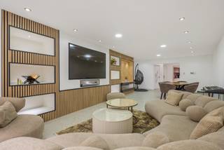 <p>Bent u op zoek naar een uitzonderlijke combinatie van wonen en werken? Dan is dit instapklare pand in het bruisende centrum van Boom precies wat u zoekt!</p>
<p><strong>Op het gelijkvloers</strong> bevindt zich een <strong>handelsruimte</strong> met tal van mogelijkheden (vroeger in gebruik als juwelier). De vitrines kunnen perfect herbruikt maar met het naar voor brengen van de inkomdeur verdubbel je praktisch je bruikbare handelsruimte. Achteraan vind je een <strong>gezellige stadstuin</strong>, ideaal om even te ontspannen of klanten een unieke buitenbeleving te bieden. Verder is er nog een <strong>kelder</strong>, ideaal als opslagruimte.</p>
<p><strong>De bovenliggende woonst</strong> is volledig gerenoveerd en combineert modern comfort met een warme uitstraling. De woning biedt:</p>
<ul>
<li>
<p>Een <strong>ruime leefruimte</strong> met <strong>open keuken</strong>, perfect voor gezellige avonden met familie en vrienden.</p>
</li>
<li>
<p>Een <strong>prachtige badkamer</strong> met hoogwaardige afwerking.</p>
</li>
<li>
<p><strong>Vier slaapkamers</strong>, waaronder een ruime zolderkamer die zelfs kan worden opgedeeld tot <strong>twee aparte kamers</strong> – ideaal voor een groot gezin, een thuiskantoor of hobbyruimte.</p>
</li>
<li>
<p>Een <strong>riant dakterras</strong> waar het heerlijk vertoeven is op zonnige dagen.</p>
</li>
</ul>
<p><strong>Extra troeven:</strong> <br />✅ Gunstig EPC<br />✅ Twee <strong>conforme elektrische keuringen</strong> (zowel voor het handelsgedeelte als de privéwoning)<br />✅ Toplocatie in het centrum van Boom: winkels, scholen, openbaar vervoer en horeca op wandelafstand!</p>
<p>Of je nu ondernemer bent, een investeerder of gewoon op zoek bent naar een unieke woonst met extra mogelijkheden — dit pand biedt het allemaal. Momenteel is het pand volledig verhuurd waardoor het ook een ideale investering kan zijn.</p>
<p><strong>Mis deze kans niet en plan vandaag nog je bezoek!</strong></p>