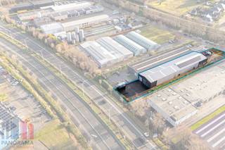 UITZONDERLIJKE KANS - TOPLOCATIELangs de Dirk Martensstraat, in industriezone Waggelwater, bevindt zich dit volledig gerenoveerde en instapklare...