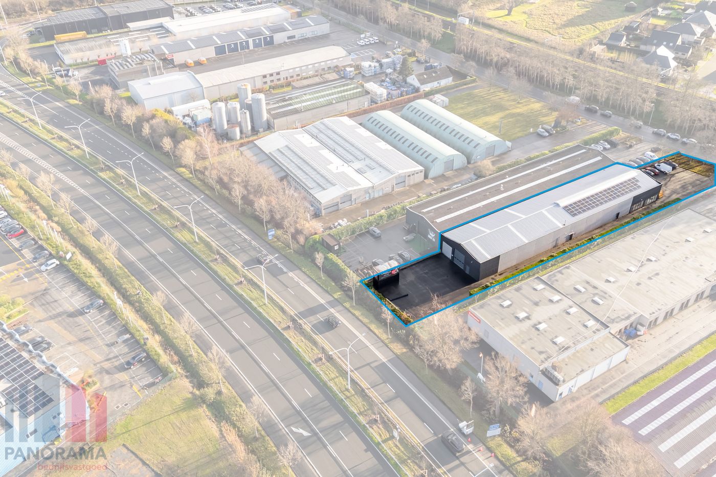 Bedrijfsgebouw met showroom, kantoren en magazijn – instapklaar en gerenoveerd op topligging! - foto 1