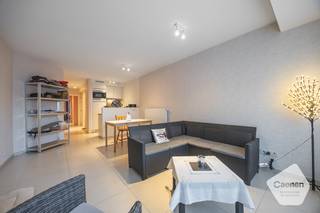 <ul>
	<li>Dit één slaapkamer appartement is gelegen langs de Nieuwpoortsesteenweg te <strong>Mariakerke</strong>.</li>
	<li>Het appartement bevindt zich in een kleinschalige en jonge (<strong>2011</strong>) residentie, gelegen op de <strong>gelijkvloerse verdieping</strong>.</li>
	<li>Indeling is als volgt: inkom, <strong>leefruimte met open keuken</strong>, slaapkamer, badkamer, toilet, berging en koer.</li>
	<li>Gezien de oppervlakte en ligging kan dit appartement perfect dienen als investering, tweede verblijf of als vaste woonplaats.</li>
	<li>Bijkomende kenmerken: <strong>Gunstige EPC-score,</strong> conforme elektrische keuring en geen asbest aanwezig.</li>
	<li>Afspraken kunnen pas na 2 juli plaatsvinden. </li>
	<li>Gelieve enkel hiervoor te mailen. </li>
</ul>