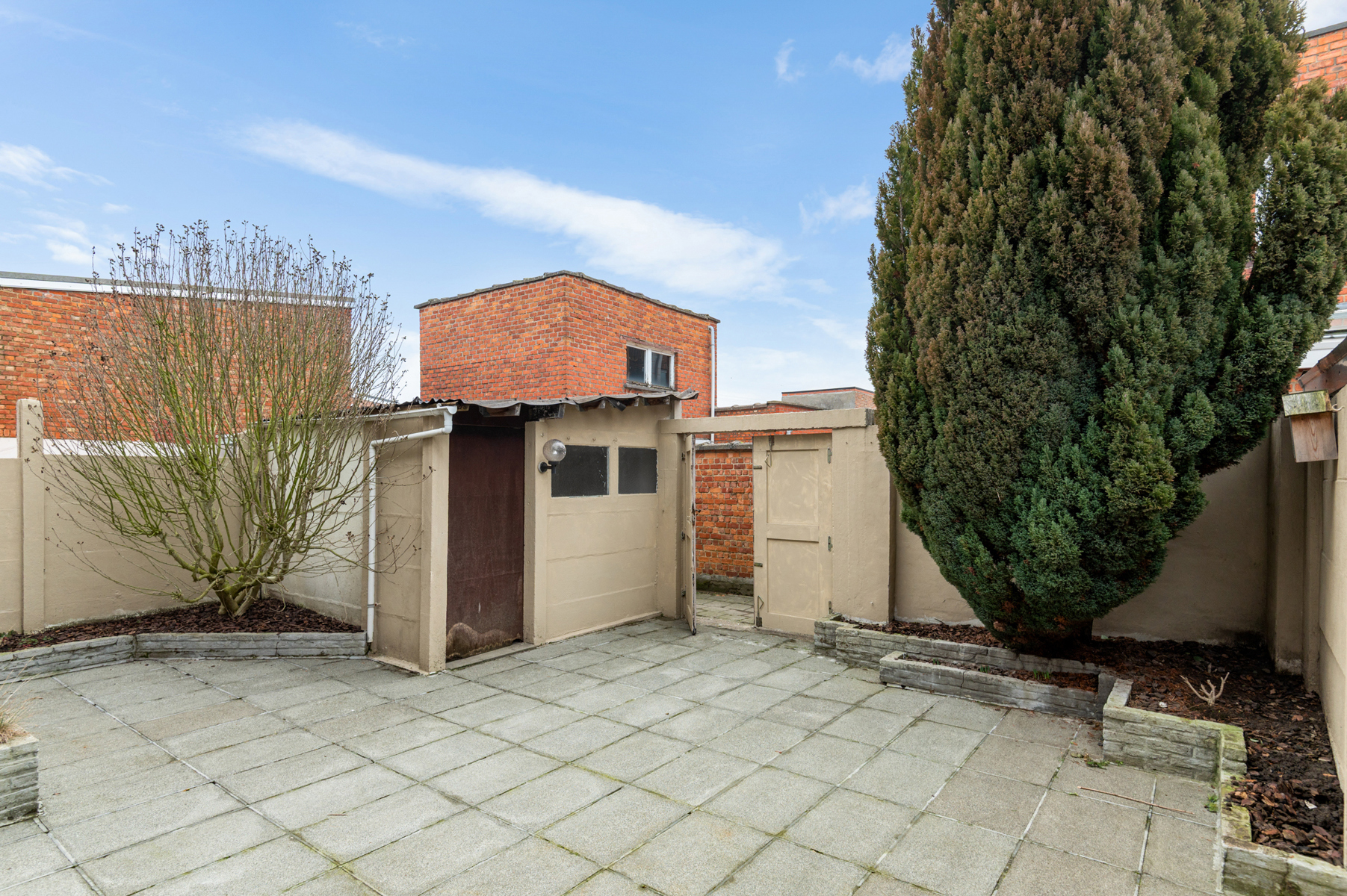 Gelijkvloers handelsruimte met koer én woonst op verdieping - foto 4