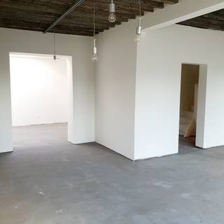 Investeringsvastgoed of starterswoning gelegen te Waregem. De woning werd volledig gestript en gerenoveerd. Op heden verhuurd voor 730€/maand. Vrij...