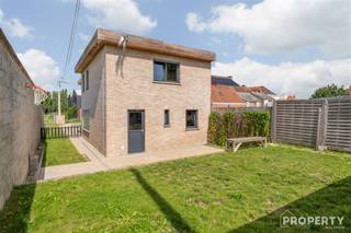 Ontdek deze prachtige woning in het hart van Harelbeke, een ideale plek om je thuis te noemen. Met 191m² aan leefruimte en een perceel van 335m²...