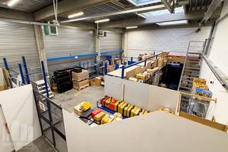 <strong>KMO-unit van 250 m²</strong> met een <strong>ingerichte kantoorruimte van 60 m² op toplocatie!</strong><br /><br />De <strong>opslagruimte</strong> met een vrije hoogte van <strong>6m</strong> is toegankelijk via een<strong> automatische sectionale poort</strong> (3m B x 4m H) en beschikt over een afzonderlijke toegangsdeur. De unit is hiernaast volledig geïsoleerd, uitgerust met CV op gas (aerothermen) en heeft een polybetonvloer met een draagkracht van <strong>3 T/m².</strong> Verder is de opslagruimte uitgerust met LED-verlichting en een lichtstraat met rookluik. <br /><br />De <strong>kantoorruimtes</strong> zijn gelegen op de eerste verdieping en zijn uitgerust met moderne technieken zoals TL/LED-verlichting, ventilatiesystemen, een warmtepomp en airco die zowel kan verwarmen als koelen. Verwarming gebeurt hiernaast ook via een recente gasketel.<br /><br />Het pand bevindt zich in het kwalitatieve <strong>Sphere Business Park te Zellik.</strong> Uitstekend gelegen langsheen de bedrijvige Pontbeeklaan (N9) met een directe en vlotte ontsluiting naar de R0, E19, E40 en de A12. Gebouw beschikt hiernaast over<strong> 4 privatieve parkeerplaatsen,</strong> wat zorgt voor extra comfort en een vlotte bereikbaarheid voor personeel en klanten.<br /><br />Aarzel niet en contacteer<strong> PANORAMA B2B</strong> voor bijkomende inlichtingen, plannen of een plaatsbezoek <strong>0477 07 30 30 </strong>
