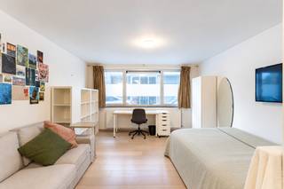<p>Bent u op zoek naar een instapklare studio op een goede locatie in Gent? Deze mooie studio is gelegen aan de Groendreef, in een recent gebouw, en combineert modern comfort met een praktische indeling.</p>
<p>Het appartement is zeer vlot bereikbaar: belangrijke uitvalswegen liggen vlakbij en het openbaar vervoer ligt voor de deur. Gent-Centrum is makkelijk te bereiken te voet of met de fiets. Alle nodige voorzieningen vindt u in de directe omgeving, zoals winkels, scholen, gezellige restaurants en openbaar vervoer.</p>
<p>Bovendien is de studio gelegen in een aangename woonomgeving, waar u zowel het gemak van de stad als de rust van een prettige buurt kunt combineren.</p>
<p>De studio is praktisch ingedeeld en beschikt over een ingerichte keuken, een leef- en slaapruimte, een aparte douche, een apart toilet en een handige berging. In het gebouw is bovendien een ruime fietsenberging aanwezig.</p>
<p>Deze studio is ideaal voor investeerders, studerende kinderen. Aarzel niet en contacteer Bruno 0495/12.20.64 - bruno@cornelis-partners.be</p>