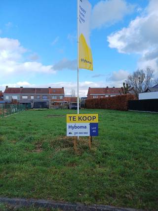 Deze bouwgrond in Ooigem (Wielsbeke) is heel gunstig gelegen. Je woont er in de buurt van winkels, scholen en openbaar vervoer. Bovendien geniet je van een vlotte verbinding met de belangrijke invalswegen. De grootte van de villapercelen en de ruime voorschriften bieden je tal van mogelijkheden. Hier bouwen wij jouw nieuwe, energiezuinige woning volledig op maat, tegen een vaste prijs. Contacteer ons en ontdek alle mogelijkheden.