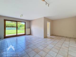 <p>Deze aangename woning bevindt zich in een rustige straat en combineert een rustige woonomgeving met de nabijheid van het centrum. Een ideale ligging voor wie comfortabel en centraal wil wonen. Op wandelafstand van het treinstation - dichtbij E19 en ring van Brussel - verschillende (basis)scholen in de nabije omgeving.</p>
<p>Via de inkomhal met gastentoilet en praktische berging komt u terecht in de open en lichtrijke leefruimte. Aansluitend bevindt zich de geïnstalleerde keuken. Een vergunning voor de uitbouw veranda over de hele breedte van de woning achterzijde is reeds toegekend. Buiten geniet u van een onderhoudsvriendelijke tuin waar het heerlijk vertoeven is in alle rust en in de zon.</p>
<p>Op de eerste verdieping bevinden zich drie ruime slaapkamers en een badkamer uitgerust met hoekbad, toilet en wasmeubel. Een absolute troef is de ruime zolder, die nog heel wat mogelijkheden biedt. Zo kan deze ruimte eventueel worden ingericht als twee extra slaapkamers, hobbyruimte of bureau.</p>
<p>Ook aan parkeergelegenheid geen gebrek. Uw wagen kan comfortabel worden geparkeerd in de inpandige garage, terwijl de oprit bovendien plaats biedt aan twee wagens.</p>
<p>Troeven:</p>
<ul>
<li>Rustige ligging</li>
<li>Vlakbij centrum</li>
<li>Oprit voor 2 wagens</li>
<li>Drie slaapkamers</li>
<li>Onderhoudsvriendelijke tuin</li>
<li>Zolder met potentieel</li>
</ul>
<p>Deze woning is te koop ZONDER makelaar via het concept van Smart Houses! Wenst u verdere inlichtingen of een bezoek? Contacteer rechtstreeks de eigenaar via +32496842986</p>