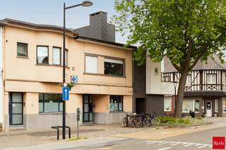 Deze mooie handelsruimte ligt pal in het commerciële centrum van Hove, met een mooie visibiliteit. Het gelijkvloers heeft een private toegang vanaf de straat en is uitermate geschikt voor een waaier aan toepassingen (vb. vrije beroepen, groepspraktijk,...). Momenteel is het pand ingericht als dierenartsenpraktijk. De huidige eigenaar heeft het pand correct onderhouden, technisch staat alles dan ook op punt. Er is een blanco asbestattest voorhanden, een conforme elektrische keuring en een mooi EPC (C-label). Er zijn geen gemeenschappelijke maandelijkse kosten te betalen. Het pand beschikt over een tuin van ong. 50 m² en een grote kelder.<br /><br />Plannen en documentatie op reds.be. Voor meer info over dit pand of een bezoek ter plaatse kunt u contact opnemen met Daniel op 0475 25 30 64 of via mail (daniel@reds.be).