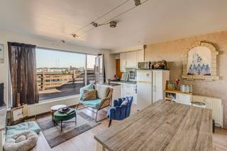 <p>Interesse in dit pand? Neem voor bijkomende informatie of het maken van een afspraak rechtstreeks contact op met Benjamin Tang via <strong>+32 495 56 50 74</strong> of <strong>benjamin.tang@copandi.be</strong>.</p><p>Dit aangename appartement bevindt zich op de vijfde verdieping en combineert een praktische indeling met een uitzonderlijke hoeveelheid buitenruimte. Dankzij de twee ruime terrassen geniet je hier van maar liefst 21,17 m² aan buitenruimte, een absolute troef voor wie graag geniet van de buitenlucht en een extra leefruimte zoekt.</p><p>De open leefruimte met keuken van 23 m² vormt het aangename hart van het appartement. De open indeling zorgt voor een mooi en ruimtelijk geheel, met voldoende plaats voor zowel een gezellige zithoek als een volwaardige eetplaats. De keuken sluit hier naadloos op aan, waardoor koken en gezellig samenzijn mooi met elkaar gecombineerd kunnen worden.</p><p>Vanuit de leefruimte heb je rechtstreeks toegang tot het grootste terras. Hier creëer je gemakkelijk een gezellige zithoek of een aangename plek om buiten te eten. Dankzij de rechtstreekse verbinding met de leefruimte lopen binnen en buiten hier op een natuurlijke manier in elkaar over.</p><p>Ook de slaapkamer mag gezien worden. Met een oppervlakte van 17 m² is deze kamer bijzonder ruim en biedt ze volop mogelijkheden. De slaapkamer vormt zo een aangename en rustgevende plek binnen het appartement.</p><p>Aan de andere zijde van het appartement bevindt zich een tweede terras. De ligging van beide terrassen aan weerszijden van het appartement zorgt ervoor dat je op verschillende momenten van de dag van de buitenruimte kunt genieten. Met in totaal ruim 21 m² aan terrassen is dit dan ook een bijzonder aantrekkelijke eigenschap van deze woning.</p><p>Daarnaast beschikt het appartement over een apart toilet en een praktische indeling die het dagelijkse wooncomfort ten goede komt.<br />De combinatie van de open leefruimte, de ruime slaapkamer en vooral de twee royale terrassen maakt dit appartement bijzonder interessant voor wie op zoek is naar een aangename woning met veel buitenruimte.</p><p>Het appartement is op dit ogenblik verhuurd met een bruto rendement van 5,93% wat het uitermate interessant maakt voor investeerders. </p>