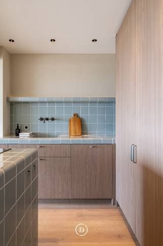 PORTES OUVERTES – Samedi 25 octobre de 10h à 12h.<br /><br />Au premier étage de la résidence Ibiza se trouve ce magnifique appartement.<br />L’appartement a bénéficié d’une rénovation complète et a été fini de manière très haut de gamme, avec des détails soignés.<br /><br />La large façade offre une vue splendide sur la mer et les dunes depuis le séjour lumineux avec cuisine ouverte, coin salon et salle à manger.<br />L’appartement comprend deux grandes chambres, chacune avec sa propre salle de douche et dressing. Les deux chambres ont un accès direct à la terrasse ensoleillée, orientée plein sud.<br />La troisième pièce peut servir de bureau ou de troisième chambre.<br /><br />Cet appartement offre tout : une vue frontale sur mer, une grande terrasse et la proximité immédiate de la rue commerçante.<br />Un atout supplémentaire : une cave privative double et un local à vélos commun dans la résidence.