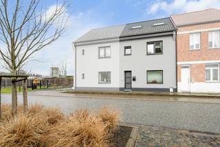  GERENOVEERDE KNAPPE  EIGENDOM MET GROTE GARAGE <br />hal, sfeervolle living, ingerichte keuken in cottage stijl met knusse aanpalende eethoek, aparte w.c. badkamer met strak badmeubel en inloopdouche <br />leuke terras met pad langsheen de grote brede garage naar een 2 de terras ( u kan deze volledig omheinen )<br /><strong>1 ste verd</strong> 2  ruime slaapkamers 3 de kleine  kamer = dressing<br /><strong>2 de verd</strong>  zeer leuke ruime slaapkamer in loftstijl <br /><br />ELEK CONFORM  EPC 145 KORTOM TOP EIGENDOM <br /> 