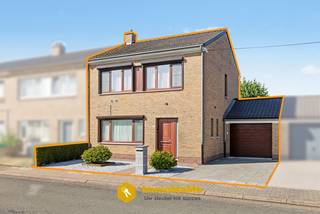 HALFOPEN BEBOUWING MET 4 SLAAPKAMERS, GARAGE EN MOOI UITZICHT OP DE VELDEN TE KOOP IN WACHTEBEKE!<br /><br />In de Merelstraat 22 te Wachtebeke vindt u deze gezellige halfopen bebouwing met 4 slaapkamers, garage en een mooi aangelegde tuin. De woning geniet vooraan van een aangenaam uitzicht op de omliggende velden en is bovendien voorzien van zonnepanelen. Met een EPC-label D geldt er geen renovatieverplichting.<br /><br />Troeven:<br />- Halfopen bebouwing<br />- 4 slaapkamers<br />- Garage<br />- Zonnepanelen<br />- EPC-label D (geen renovatieverplichting)<br />- Gezellig aangelegde tuin met terras<br />- Mooi zicht op de velden<br />- Doorgang achteraan de tuin<br /><br />Indeling:<br />Via de inkomhal bereikt u de lichtrijke leefruimte, die rechtstreeks toegang biedt tot zowel de keuken als de veranda. De veranda vormt een gezellige extra leefruimte met een mooi zicht op de aangelegde tuin. Op de eerste verdieping bevinden zich 4 slaapkamers en de badkamer. Buiten geniet u van een volledig aangelegde tuin met terras en een praktische doorgang achteraan.<br /><br />Interesse? Wij organiseren een bezoekdag op donderdag 27 augustus van 17u tot 19u.<br /><br /><strong>Let op: op voorhand verwittigen is verplicht.</strong><br />Bel 0492/97.47.00 of mail nathalie@immomamo.be