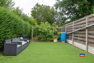 <p><span>WILRIJK (VALAAR) | RUIME GERENOVEERDE GEZINSWONING MET VIJF SLAAPKAMERS EN GROTE TUIN | TEVENS GESCHIKT ALS KANGOEROEWONING | OP EEN TOTALE GRONDOPPERVLAKTE VAN 332m² | EPC C |</span></p><p><span>Indeling als volgt: gelijkvloers: inkomhal/traphal - slaapkamer vooraan - wasplaats/bureau of dressing - nieuwe badkamer met douche, lavabomeubel en toilet - woonkamer met vloerverwarming 43m² - nieuwe, geïnstalleerde keuken - veranda met buiten keuken - grote diepe tuin.</span></p><p><span>Eerste verdieping: traphal - polyvalente ruimte ingericht als tweede woonkamer - badkamer met douche, lavabomeubel en toilet - bureau of dressing - slaapkamer vooraan.</span></p><p><span>Tweede verdieping: traphal - 2 slaapkamers. Zolder: enkel bergzolder.</span></p><p><span>Gelegen op loopafstand van winkels, scholen, park en openbaar vervoer.</span></p>