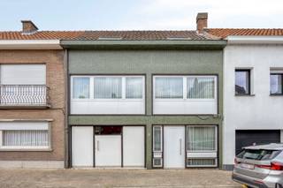 *** KIJKDAG 13/06 tussen 14u - 16u * Op afspraak ***Zeer solide en ruime bel-etagewoning met unieke architecturale elementen, uitstekend gelegen op wandelafstand van het station van Denderleeuw en in de onmiddellijke nabijheid van winkels, scholen, openbaar vervoer en andere voorzieningen.Via de ruime inkomhal bereikt u het gelijkvloers met gastentoilet, praktische berging en een ruime garage met geïntegreerde wasplaats. Op de eerste verdieping vormt de indrukwekkende traphal met zwevende trap een echte blikvanger. Hier bevindt zich tevens de lichtrijke leefruimte van maar liefst 43 m² en de gesloten keuken. Aangezien er geen steunmuur aanwezig is, kan de keuken eenvoudig worden opengemaakt tot een moderne leefkeuken. Vanuit deze verdieping heeft u toegang tot een aangenaam terras.De tweede verdieping beschikt over een nachthal, vier volwaardige slaapkamers en een badkamer. Ook buiten geniet u van verrassend veel ruimte dankzij een tweede terras van circa 40 m² en een gezellige tuin van ongeveer 160 m².Deze woning combineert ruimte, karakter en een uitstekende ligging. Bovendien beschikt ze over een EPC-label D, waardoor er geen renovatieverplichting geldt, en is de elektrische installatie conform. De hoogwaardige architectuur, de iconische zwevende trap en de nabijheid van het station maken van deze woning een unieke opportuniteit voor wie op zoek is naar een ruime gezinswoning met potentieel. Wenst u meer informatie? Aarzel niet ons te contacteren via Laurens@immoaccenta.be