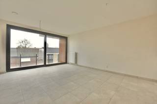 Vlakbij het centrum van Eeklo biedt dit uniek appartement op de tweede verdieping alle hedendaagse comfort in een aantrekkelijk jasje. 

Alle winkels, horeca en openbaar vervoer bevinden zich binnen handbereik. Hierbij is dit de ideale uitvalsbasis voor uw activiteiten binnen en buiten de stad. 

Het appartement bestaat uit een leefruimte met een open keuken, een badkamer met inloopdouche, een apart gastentoilet, een 2-persoonsslaapkamer en een berging. Het zonne-terras vooraan, een eigen parkeerplaats en een gemeenschappelijke fietsenberging vervolledigen de indeling. 

Het appartement wordt verwarmd op aardgas met radiatoren en verlucht via ventilatiesysteem D met warmterecuperatie. Energiezuinigheid is hier de norm!

Interesse in dit prachtig appartement? Maak online uw afspraak op www.vastgoedunicum.be of stuur een e-mail naar verhuur@vastgoedunicum.be.