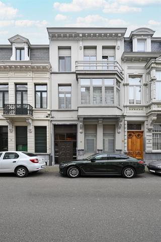 Bekijk deze woning uitgebreid op www.koosi.beDeze karaktervolle, mooie en gerenoveerde woning is gelegen in een populaire straat vlakbij het Moorkensplein in Borgerhout.Het betreft de voorbouw van het geheel met 2 wooneenheden.Living, keuken en terras op 1ste verdiepingVia de ruime inkomhal en mooie gerenoveerd trap komen we op de eerste verdieping.Aan de straatzijde vinden we het gezellige salon met recente houtkachel, de leefruimte is voorzien van een zeer mooie eiken parket.Aan de achterzijde is de ruime eetplaats met keuken met kookeiland gelegen. De keuken is voorzien van 2 ingebouwde ovens (hete lucht en stoomoven), ingebouwde koelkast, diepvriezer, afwasmachine en een graniet werkblad.Vanuit de leefruimte hebben we via een trapje toegang tot het achtergelegen terras waar je gedurende de hele dag van de zon kan genieten.2 slaapkamers, dressing en badkamer op de 2de verdiepingVia de mooie trappenhal komen we op de 2 de verdieping waar we achteraan en slaapkamer vinden die momenteel ingericht is als bureau.Op deze verdieping is ook een toilet voorzien die mooi is weggewerkt in een kast.Vooraan komen we via een zeer ruime dressing in de grote slaapkamer die aan de straatzijde is gelegen. Aan deze slaapkamer is ook een leuk klein terrasje gemaakt.Achteraan naar de kleinere slaapkamer vinden we de ruime badkamer met mooie inloopdouche en dubbele lavabo. Vaste kosten (inclusief provisie water) bedraagt 100 Euro per maand.