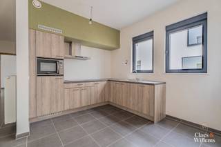 Dit moderne en energiezuinige appartement is een ideale keuze voor wie comfortabel wil wonen in alle rust. U komt binnen in een open en ruime leefruimte met open keuken. Dankzij de grote ramen geniet u hier van een overvloed aan natuurlijk licht. De leefruimte geeft toegang tot een aangenaam terras dat uitkijkt op de rustige binnenkoer van het gebouw.

De slaapkamer van 13,5 m² biedt voldoende ruimte voor een tweepersoonsbed en kasten. Verder is het appartement voorzien van een praktische berging, een badkamer met douche en zonneweringen voor extra comfort in alle seizoenen.