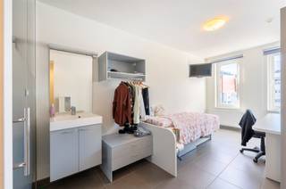 <p><span>Moderne studentenkamer op toplocatie in Antwerpen!</span></p><p><span>Deze studentenkamer is gelegen op de 4de verdieping van een recent gebouw op de vernieuwde leien in Antwerpen. Op wandelafstand vindt u onder meer de AP Hogeschool, de stadscampus van de Universiteit Antwerpen, het MAS en verschillende winkels en haltes van het openbaar vervoer. </span></p><p><span> </span></p><p><span>De kamer is bemeubeld met een bed, kast, bureau, TV en beschikt over een eigen badkamer met inloopdouche, toilet en lavabo. </span></p><p><span> </span></p><p><span>Er zijn 3 gemeenschappelijke keukens in het gebouw en een ruime fietsenstalling. </span></p><p><span> </span></p><p><span>De kamer is verhuurd tem 31 augustus 2026. </span></p><p><span> </span></p><p><span>In dit gebouw hebben we meer kamers te koop staan. </span></p><p><span> </span></p>