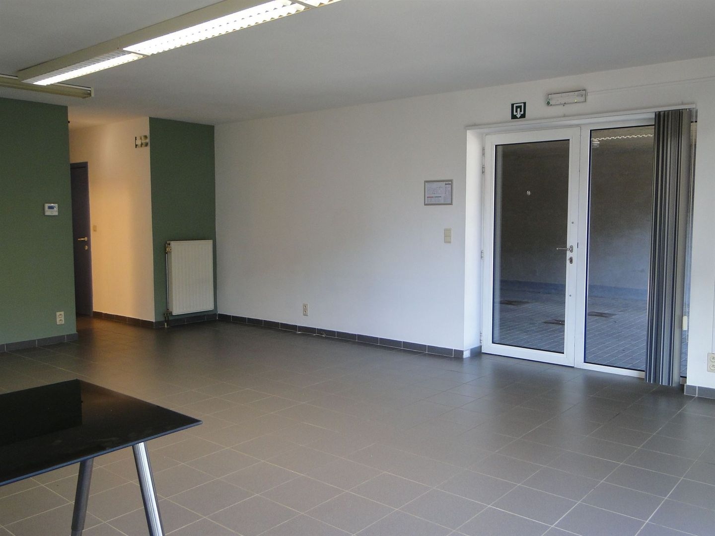 Handelsgelijkvloers met 3 autostaanplaatsen - foto 2