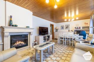 Deze <strong>PRACHTIGE LANDELIJKE WONING </strong> is gelegen op een royaal perceel van maar <strong>liefst 1104 m²</strong> een rustige en groene omgeving in het <strong>gegeerde Ruddervoorde</strong>. Een ideale plek voor wie houdt van ruimte, privacy en landelijke charme.<br />De woning verwelkomt je met <strong>lichtrijke leefruimtes en een warme, authentieke uitstraling, perfect in balans met hedendaags comfort</strong>. De gezellige leefruimte en keuken nodigen U uit tot ontspannen wonen en genieten met familie en vrienden.<br /><br />Buiten strekt <strong>een ruime, groene tuin </strong>uit die tal van mogelijkheden biedt: ontspannen in alle rust, spelen met de kinderen, tuinieren of gezellig tafelen in de zon steeds met een open zicht op het omliggende groen.<br /><br /><strong><u>Indeling van de woning:<br />Gelijkvloers:</u></strong>
<ul>
<li>Inkom;</li>
<li><strong>Lichtrijke leefruimte </strong>met gashaard <strong>in marmeren schouw</strong>;</li>
<li>Ingerichte keuken met keramische kookplaat, oven, dampkap, ingebouwde frigo en er zijn veel ingemaakte kasten;</li>
<li>Veranda aan de keuken <strong>(24 m²);</strong></li>
<li>Berging/Wasplaats;</li>
<li>Apart toilet;</li>
<li>Slaapkamer op het gelijkvloers;</li>
<li><strong>Vernieuwde badkamer</strong> met regendouche en dubbele wastafel in meubel en toilet;</li>
<li>Atelier <strong>(24 m²)</strong>;</li>
<li>Exclusieve overdekte lounge;</li>
<li>Tuinhuis/ Tuinberging <strong>(12 m²);</strong></li>
<li>Parkeerruimte met verschillende parkeerplaatsen;</li>
<li>Magnifieke uitgestrekte tuin met zicht op de velden.</li>
</ul>
<strong><u>Eerste verdieping:</u></strong>
<ul>
<li>3 MOOIE slaapkamers <strong>(14m², 8,50m² & 9,45m²);</strong></li>
<li>Aparte berging.</li>
</ul>
<strong><u>Zolder;</u></strong>
<ul>
<li>Zolderruimte.</li>
</ul>
<u><strong>Troeven:</strong></u>
<ul>
<li>Goedkeurde elektriciteit;</li>
<li>Regenwaterput <strong>10.000 liter</strong>;</li>
<li>Geen renovatieverplichting want <u><strong>EPC Label C</strong></u>;</li>
<li>Zonnepanelen;</li>
<li>Rustige straat en een landelijk gevoel.</li>
</ul>
<br />Wenst U meer informatie of een bezoek aan de woning contacteer ons gerust via : <strong>oostkamp@caenen.be</strong><br /><br /><br />