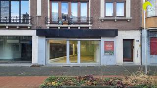 <p><span>In a highly commercial prime location in Mortsel, we offer this commercial property for rent.</span></p><p><span>The possibilities for this property are extensive. The space is currently fitted out as a retail shop (formerly a telecom store). At the rear, there is a south-facing garden area.</span></p><p><span>Several major retail chains are located nearby, including HEMA, Carrefour, Telenet, Action, and more. The Wednesday market is also within walking distance.</span></p><p><span>The train station, with excellent connections, is within walking distance. With tram and bus stops right outside the property, you can easily travel to and from the location.</span></p><p><span>The shop window is equipped with an automatic roller shutter.</span></p><p><span>Useful information:</span></p><ul><li><span>Availability: by mutual agreement (immediately available) </span></li><li><span>Condition report: 225 </span></li><li><span>No communal charges </span></li><li><span>EPC: D rating </span></li><li><span>Rental deposit: 3 months' rent </span></li></ul><p><span> </span></p><p><span>P- and G-score: C </span></p><p><span>For more information or to arrange a viewing, please call 03/449.42.41 or visit <span>www.habicom.be</span></span></p><p><span>Curious about the value of your property? Check it for free at <span>www.watismijnhuiswaard.be</span></span></p>