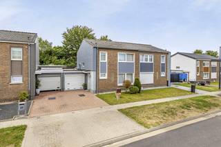 Immo Pické biedt u deze uiterst gunstig gelegen woning aan in Sint-Pieters-Leeuw, gelegen in de nabijheid van winkels, scholen, openbaar vervoer, invalswegen en alle voorzieningen. Deze woning beschikt op de gelijkvloerse verdieping over een inkomhal met toilet, een leefruimte met living en eethoek, een geïnstalleerde recente keuken, een veranda, een wasplaats en een garage (met elektrische poort). Op de eerste verdieping beschikt deze woning over een nachthal, 3 slaapkamers (2 grote van 11 m² en 10 m² en een kleine van 6 m²) en een badkamer met douche en lavabo. Daarnaast beschikt deze woning nog over een gezellige tuin en een parkeerplaats voor de garage.