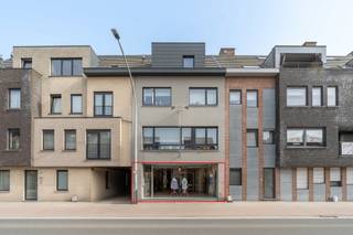 <strong>Goed gelegen gelijkvloers handelspand van maar liefst 436m²</strong><br />EPC: D-label | Gunstige locatie | Achteraan bereikbaar <br /><br />Dit goed gelegen handelspand bedraagt maar liefst 436 vierkante meter bruikbare vloeroppervlakte. Bovendien is het pand goed bereikbaar langs achter, altijd handig voor leveranciers. Het pand biedt voldoende opslagruimte met onder andere een kelderberging, aparte garagebox en grote magazijnruimte achteraan. <br /><br /><strong>Troeven: <br /></strong>- Meer dan 70 meter diep, waardoor de volledige 436m² gelijkvloers gelegen is. <br />- Vlot bereikbaar voor leveranciers dankzij achteringang<br />- Lage gemeenschappelijke kosten (+/- €60 per maand)<br />- Naastgelegen perceel inbegrepen: 868m² landbouwgrond, momenteel in gebruik als parking<br />- Aparte garagebox<br />- EPC: D-label (géén renovatieplicht)
