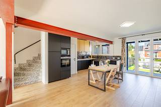 <p>Deze energiezuinige (EPC A!) woning met 3 slaapkamers geniet een fantastische ligging te Wetteren.<br />Op wandel- en fietsafstand van Wetterse winkels, scholen en openbaar vervoer (station Wetteren 4 min fietsen).</p><p>De woning is toegankelijk via de charmante voortuin (met parkeerplaats). Op het gelijkvloers beschikt de woning over lichtrijke leefruimte met open geïnstalleerde keuken, een berghal en apart toilet. Vanuit de keuken is er toegang naar de grote kelder en het aansluitende terras en achtertuin. Deze kelder (volledige oppervlakte woning) is praktisch onderverdeeld en geeft tevens toegang tot de tuin. Op de eerste verdieping beschikt de woning over 3 slaapkamers en een badkamer (met inloopdouche én ligbad). Via de inklapbare zoldertrap is er toegang tot de zolderruimte van 43m²(!).</p><p>Deze woning is in 2022 energetisch gerenoveerd en beschikt o.a. over zonnepanelen, warmtepomp, vloerverwarming (gelijkvloers), een nieuw geïsoleerd dak, hoogrendementsglas. Kortom: deze woning is klaar voor een duurzame toekomst!</p><p>Renovatiejaar 2022<br />Elektriciteit conform<br />Asbestveilig<br />EPC A (zonnepanelen - warmtepomp - vloerverwarming aanwezig)<br />Voor- en achtertuin</p><p>Als kers op de taart liggen zowel het recreatiedomein De Warande, als het prachtige Provinciaal domein "Den Blakken" op wandelafstand, ideaal voor sport en/of ontspanning in de natuur.<br />Komt u deze woning graag ontdekken? Aarzel dan niet om ons te contacteren. U kan Kay bereiken op 0479/ 46. 26. 52.</p>