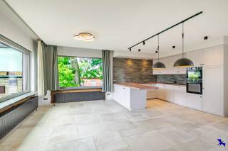 Bienvenue à Berlare !Vous recherchez une maison ouverte au caractère unique, parfaitement située et entourée de verdure ? Ne cherchez plus !Dans le...