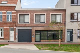 Dit veelzijdige handelspand met magazijn is uitstekend gelegen aan de Turnhoutsebaan, ter hoogte van de vaart in Wijnegem. Dankzij de commerciële ligging, de ruime gevelbreedte en de publieke parking voor de deur geniet het pand van een goede bereikbaarheid en zichtbaarheid.<br /><br />U betreedt het pand via de winkelruimte aan de voorzijde. Aansluitend bevinden zich een berging en een kantoorruimte, voorzien van een kitchenette en toilet.<br />Via de binnenkoer krijgt u toegang tot het ruime magazijn van maar liefst ca. 330 m². Naast het magazijn zijn er nog verschillende bijkomende berg- en opslagruimtes aanwezig.<br />Op de eerste verdieping bevinden zich nog twee afzonderlijke kantoorruimtes van respectievelijk ca. 75 m² en 18 m².<br /><br />Dankzij de combinatie van handelsruimte, kantoren en een groot magazijn is dit pand bijzonder geschikt voor ondernemers die hun commerciële activiteiten, administratie en opslag op één locatie willen combineren.<br /><br />Troeven<br />+ Uitstekende ligging aan de Turnhoutsebaan<br />+ Grote gevelbreedte en goede zichtbaarheid<br />+ Commerciële winkelruimte<br />+ Meerdere kantoorruimtes<br />+ Ruim magazijn van ca. 330 m²<br />+ Diverse bijkomende berg- en opslagruimtes<br />+ Publieke parking voor de deur<br />+ Nabijheid van winkels en andere handelszaken<br />+ Veelzijdige mogelijkheden voor verschillende commerciële activiteiten<br /><br />Interesse in dit handelspand? Neem contact op met VB Vastgoed via 03 337 50 70 of info@vbvastgoed.be voor meer informatie of een bezichtiging.