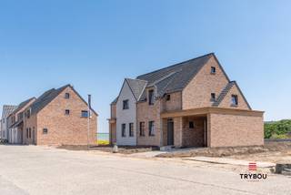 Rustig gelegen nieuwbouw(koppel)woning op 275 m².<br /><br />Opendeur: zaterdag 28/06/2025 tussen 10:00h - 12:00h - Kom vrijblijvend langs!<br /><br />De woning bestaat uit:<br />Gelijkvloers: inkomhal - gastentoilet - trap richting eerste verdiep - lichtrijke woonkamer - open keuken met aansluitende berging - zonnige tuin. <br /><br />Verdieping: drie slaapkamers - ingerichte badkamer met lavabomeubel en bad/douche - apart toilet - toegang tot zolder met zoldertrap.<br /><br />Regenwaterput: 10.000L<br /><br />Ventilatiesysteem C<br /><br />Carport aanwezig <br /><br />De woning wordt afgewerkt volgens het standaard voorziene lastenboek.<br /><br />Wenst u meer info over deze prachtige nieuwbouwwoning? Bel 0494 73 44 49 of mail naar celine@grouptrybou.be