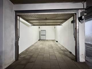 Deze garagebox nr. 30, gelegen op een centrale en vlot bereikbare locatie te Fruithoflaan 118-120, bevindt zich in een verzorgd ondergronds garagecomplex en is momenteel verhuurd.<br /><br />De box is voorzien van een elektrische poort en beschikt over verlichting en een elektriciteitsaansluiting. Dit biedt een veilige en vlot toegankelijke parkeer- of opslagoplossing.<br /><br />Het complex heeft drie toegangen, beveiligd met een badgesysteem en camerabewaking. Twee toegangen bevinden zich aan de Fruithoflaan, de derde toegang situeert zich aan de Roderveldlaan.<br /><br />Afmetingen:<br /><br />Diepte: ca 5,67 m<br />Breedte: ca 3,00 m<br />Hoogte: ca 1,90 m<br /><br />Vraagprijs: € 28.500,00<br /><br />Interesse? Stuur een mail naar immo@sidimex.be of bel ons op het nummer 03 203 02 02