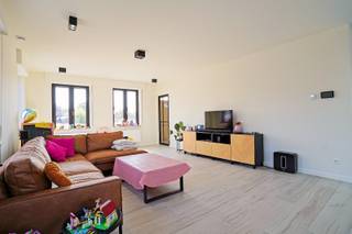 Bent u op zoek naar een recente woning waar ruimte, comfort en energiezuinig wonen perfect samenkomen? Deze stijlvolle halfopen bebouwing uit 2024 is volledig instapklaar en werd professioneel geschilderd. De woning bevindt zich op een perceel van circa 326 m² en beschikt over een royale bewoonbare oppervlakte van 213 m². Op wandelafstand ligt de prachtige Scheldedijk, waar u heerlijk kunt wandelen en fietsen. Tijdens de zomermaanden zorgen diverse evenementen langs de Schelde bovendien voor extra sfeer en gezelligheid.<br />Via de ruime inkomhal met gastentoilet bereikt u de lichtrijke leefruimte met grote raampartijen. De volledig uitgeruste open keuken sluit mooi aan op de leefruimte en beschikt over een praktische berging. Op het gelijkvloers bevindt zich ook een afzonderlijke bureauruimte, ideaal als thuiskantoor of hobbykamer. De eerste verdieping omvat drie ruime slaapkamers, een apart toilet en een stijlvolle badkamer met vrijstaand ligbad en inloopdouche. De tweede verdieping biedt een multifunctionele ruimte van ongeveer 40 m², die perfect kan dienen als 4e en 5e slaapkamer, speelkamer of kantoor. Dankzij het ventilatiesysteem D, de zonnepanelen en de regenwaterput geniet u van een laag energieverbruik en een hoog wooncomfort.<br />Met een gunstig E-peil van 22 is deze woning uitstekend voorbereid op de toekomst. De rustige ligging nabij de Scheldedijk combineert natuur en ontspanning met een vlotte bereikbaarheid. Aangezien de woning momenteel verhuurd is, vormt ze eveneens een interessante opportuniteit voor investeerders.<br />Kortom, dit is een kwalitatief afgewerkte en energiezuinige woning op een bijzonder aangename locatie in Branst.<br /><br />referentie: 5705
