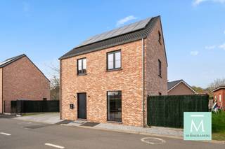 <p><span>Recente woning met 3 ruime slaapkamers gelegen in het centrum van Rijmenam en vlakbij het Imelda ziekenhuis</span></p><p><span>Welkom in deze prachtige moderne woning te Rijmenam, waar stijl en comfort elkaar ontmoeten. Dit aangename gezinshuis biedt alles wat u zich wenst.</span></p><p><span>De woning is gebouwd in 2018 en voldoet aan alle moderne normen: vloerverwarming/koeling met warmtepomp, zonnepanelen, elektriciteit conform AREI, zeer gunstig EPC A (E-peil 10). HEt KI is zeer laag en verkoop onder 2% registratierechten is mogelijk.</span></p><p><span>Met zijn ligging in het centrum van Rijmenam bent u vlakbij alle voorzieningen (scholen, winkels, openbaar vervoer,...). De woning is ook gelegen vlakbij het Imelda ziekenhuis. Bovendien heeft u een vlotte verbinging naar ANtwerpen-Brussel-Leuven. </span></p><p><span>De hart van het huis is ongetwijfeld de prachtige open woon- en eetkeuken. Deze ruimte straalt licht en ruimtelijkheid uit dankzij grote ramen die uitkijken op de groene tuin. De moderne zwarte keuken met hoogwaardige inbouwapparatuur combineert functionaliteit met een stijlvol design. De houten vloer loopt door in de hele begane grond en zorgt voor warmte en continuïteit.</span></p><p><span>Vanuit de woonkamer heeft u volledige toegang tot de aangename buitenruimte. De grote glazen schuifdeuren werken uitnodigend en schaffen een naadloze overgang naar uw tuin, perfect voor ontspanning en het genieten van het buitenleven.</span></p><p><span>De drie slaapkamers bieden voldoende ruimte voor het hele gezin. De slaapkamers zijn licht en functioneel ingericht.</span></p><p><span>Deze woning in Rijmenam combineert moderne architectuur met hedendaagse comfort. Het is een ideale plek om uw gezinsdroom waar te maken of te investeren in een huis met toekomstpotentieel.</span></p><p><span>Interesse? Aarzel niet om ons te contacteren! (info@demakelaardij.be of 015/20.20.82)</span></p>